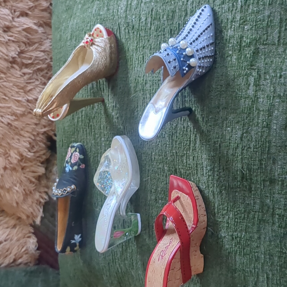 JUST THE RIGHT SHOE* collectibles 3 authentic and 2 NOSTALGIA* pieces.